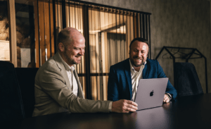 Colix grundare Jens och Peter vid en laptop