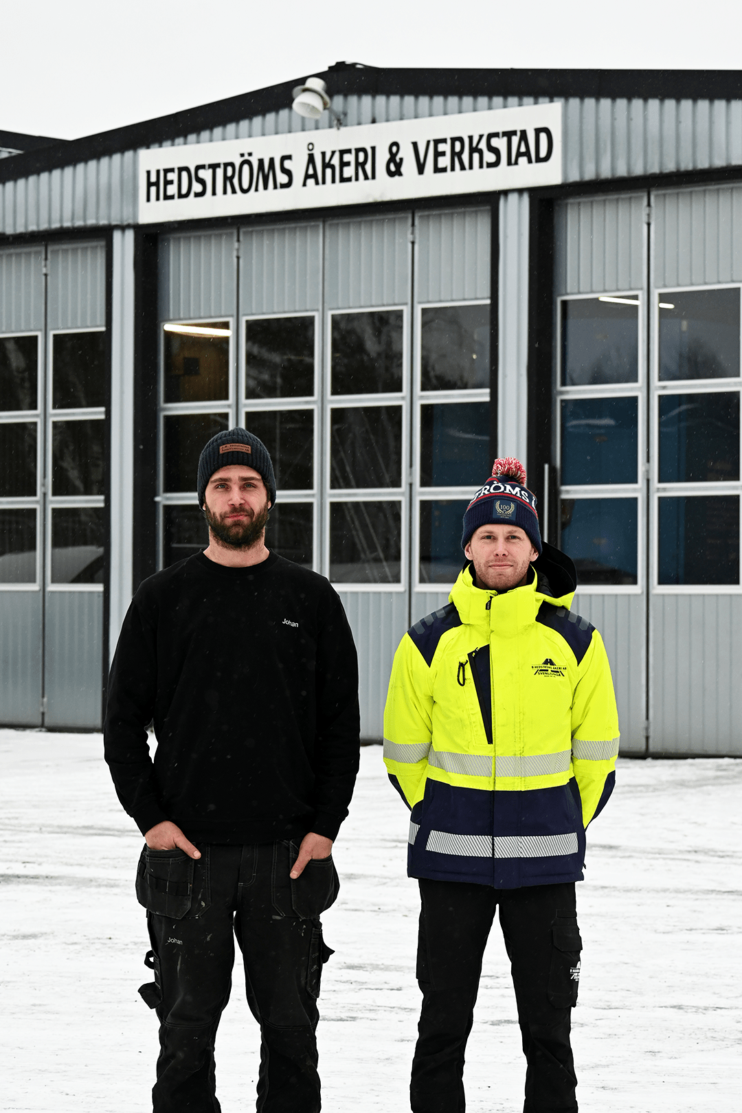 Johan och Eric Hedström framför deras garage på Hedströms Åkeri