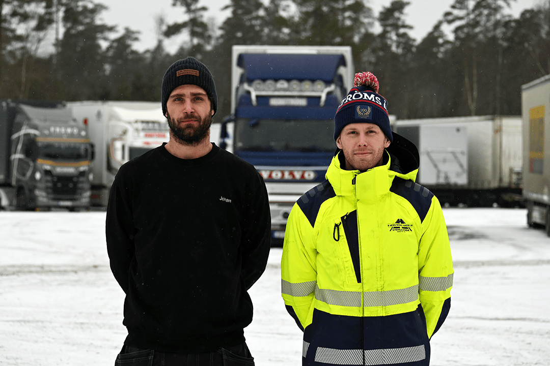 Johan och Eric Hedström framför en av deras lastbilar på Hedströms Åkeri