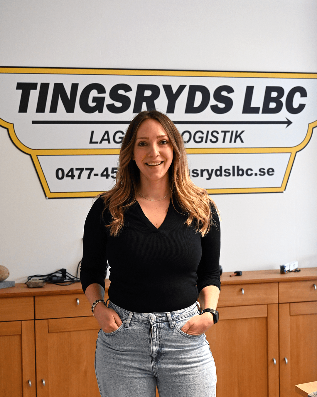 Linn va der Hoek Karlsson framför Tingsryds LBC logo