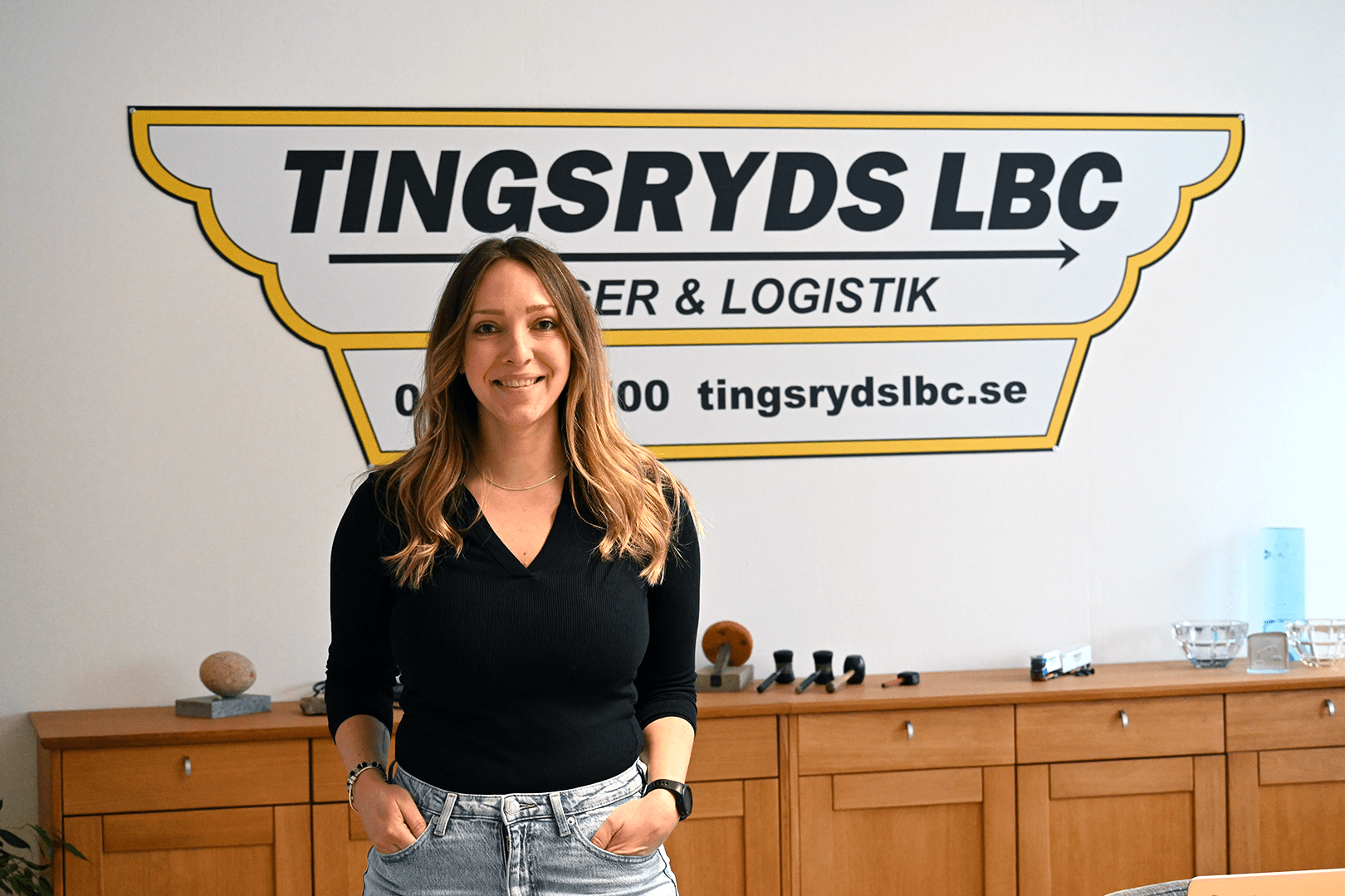 Linn va der Hoek Karlsson framför Tingsryds LBC logo